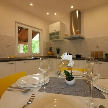 Ferienhaus-mit-pool-in-porec-melisa-7 بوريتش