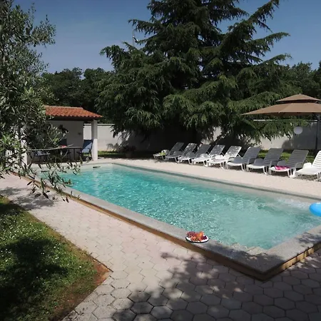 ホテル Ferienhaus-mit-pool-in-porec-melisa-7 3*